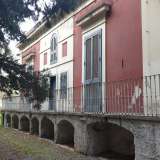 Torniamo a terra e ci spostiamo sulle facciate laterali. Qui il balconcino superiore � sorretto da una serie di archetti in pietra